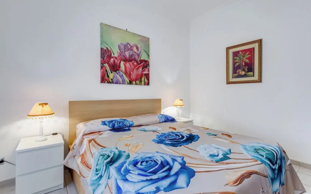 Cozy 2-Bedroom Flat with Balcony