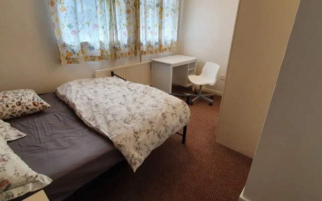 17 Spring Close Service Apartment