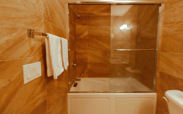 Yachtsman's Cove with 3-Levels