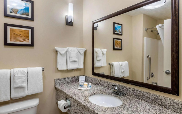 Comfort Suites Speedway - Kansas City