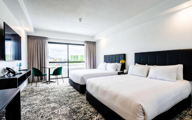 The Benson Hotel – Guest Rooms – Cairns