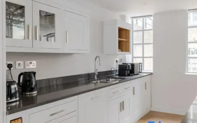 The Eyre Suite Five - Farringdon - by Frankie