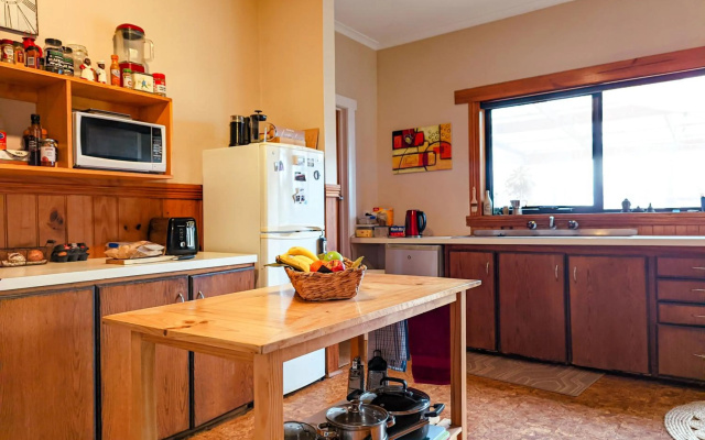 Room @ 88 – Kitchen – Devonport