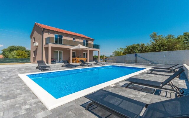 Stunning Home in Donje Rastane With Wifi, 4 Bedrooms and Outdoor Swimming Pool