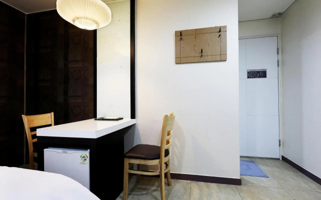 White Tourist Hotel