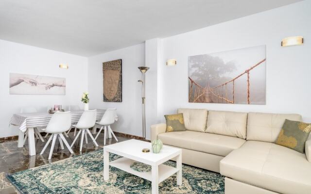 Stunning flat with open pool