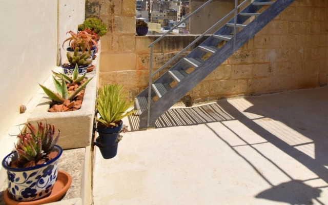 Stylish Maltese Retreat- Stunning Water Views & AC