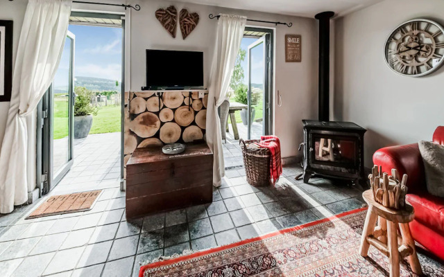 Tranquil Holiday Home in Mont with bubble bath, Terrace, Garden