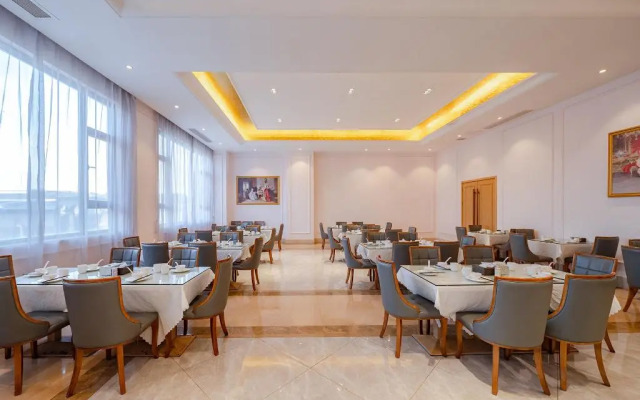 Vienna International Hotel Qishi Center Branch in Dongguan, Guangdong.