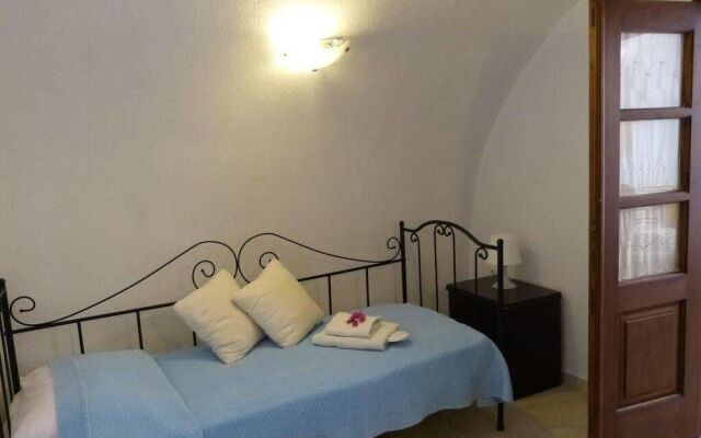 Iridanos Cave House