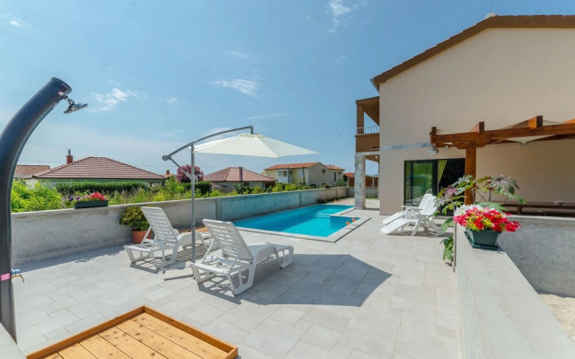 Villa "Luscinia"