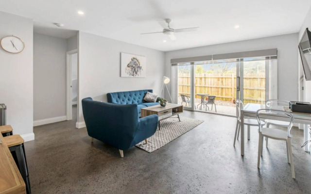 HALE KUPA Rye Beach House Spa Table Tennis