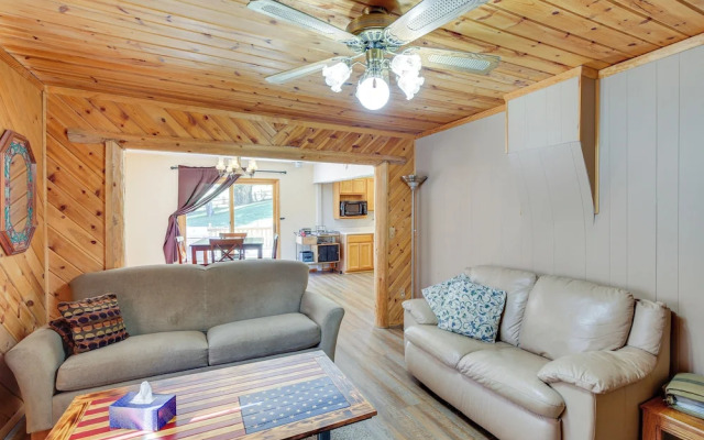 Lead Hideaway w/ Fireplace, Grill & Deck!