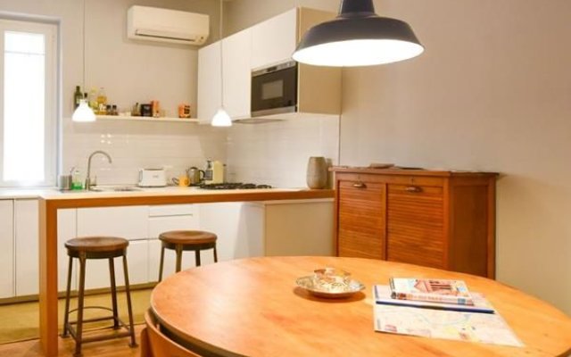Fotofever Apt, two bedrooms with air conditioned in elegant shopping area, close to Vatican City