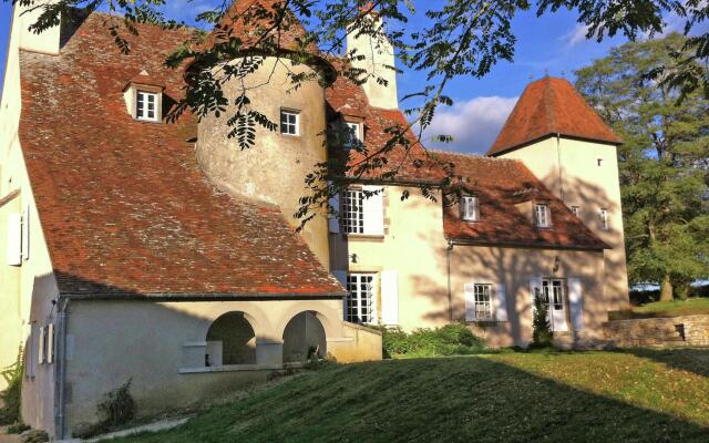 Charming and private castle on four hectares, with river, sun terrace and views