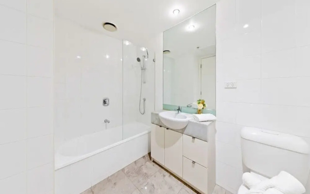 A Large 2BR Apt Near Crown, Sleeps 8, Free Parking