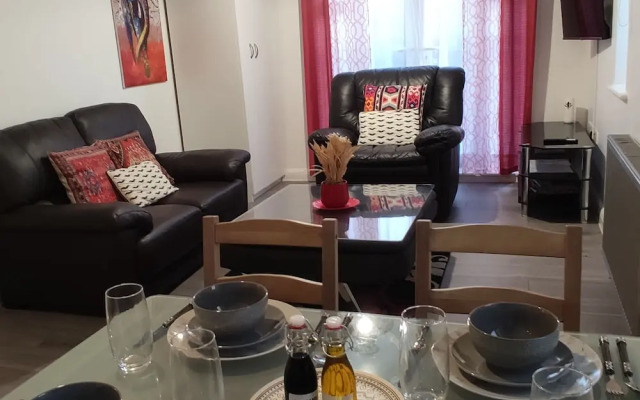 Charming and Stylish 2-bed Apart - London Dagenham