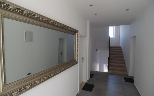 Captain Emo City Apartments