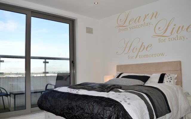2 Bedroom Apartment With 2 Balconies in Manchester