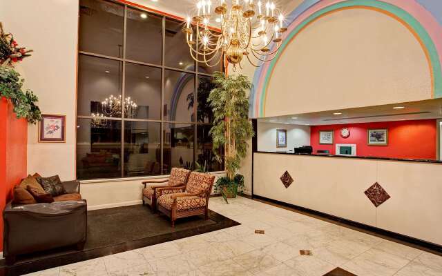 Howard Johnson Express Inn And Suites Lakes Front