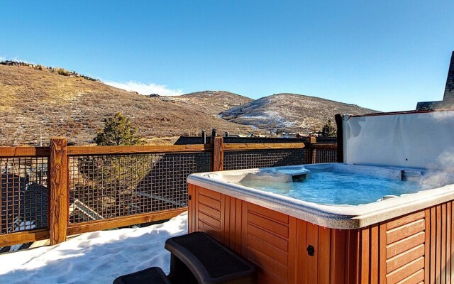 Walk to Main Street by Casago