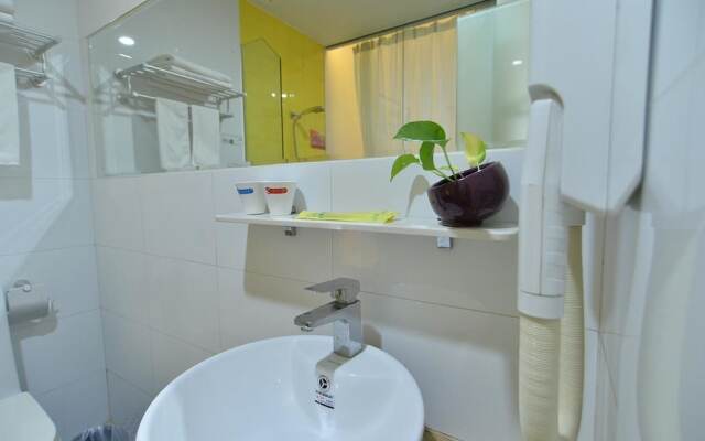 Wenxing Hotel (Zhuhai Xiangzhou Station Riyuebei Opera Theater)