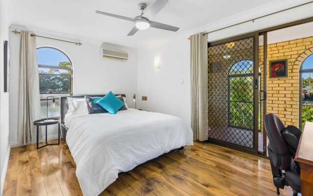 Waterfront Family Entertainer   5 Bedroom   Pool