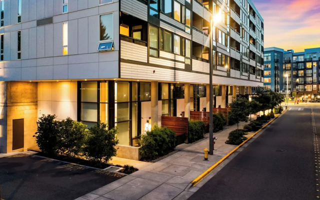 Posh Lofty Pad in Central Redmond