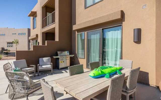 Poolside Escape At The Ledges