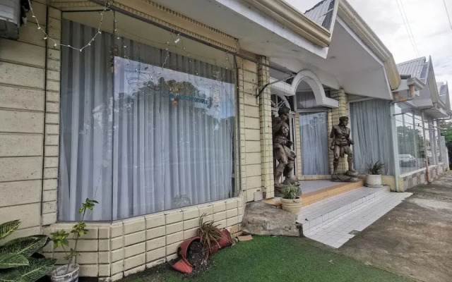 Resort’s Side Hostel near Shangrila