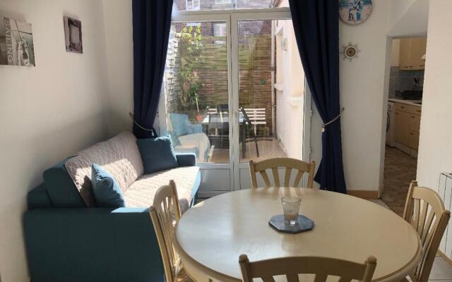 Appartement avec cour à 50m de la plage