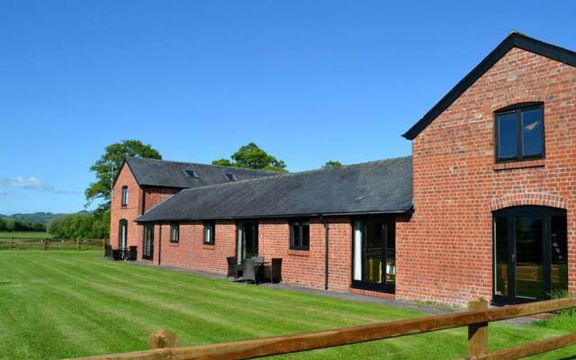 Quaint Holiday Home in South Wales With Sunny Gardens