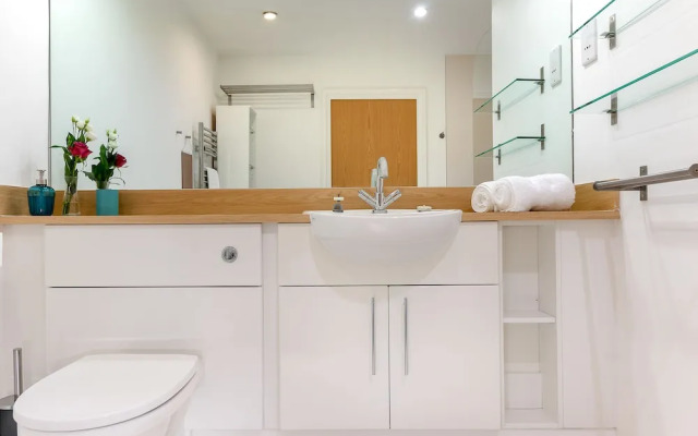 Bright Comfy 2 bed in trendy Dalston