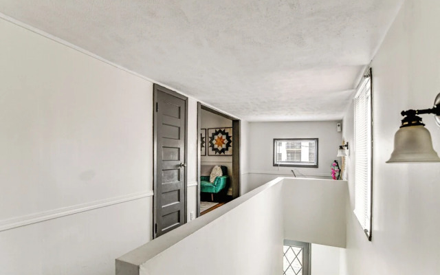 Walkable Location: Welcoming Unit in Omaha