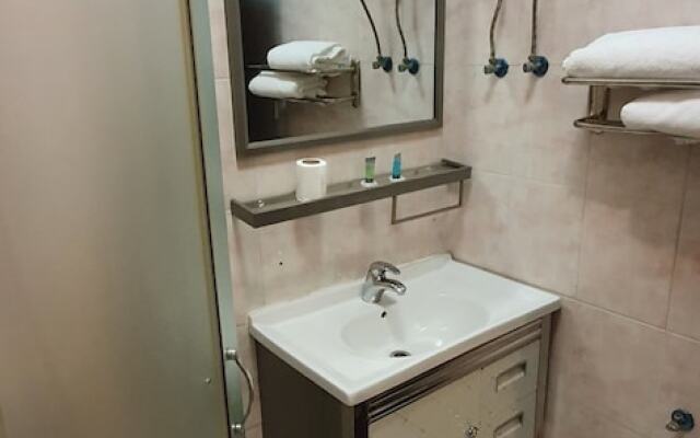 Saryet Al Hamra Hotel Apartments