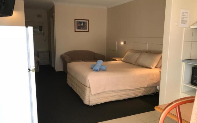 Holiday Lodge Motor Inn