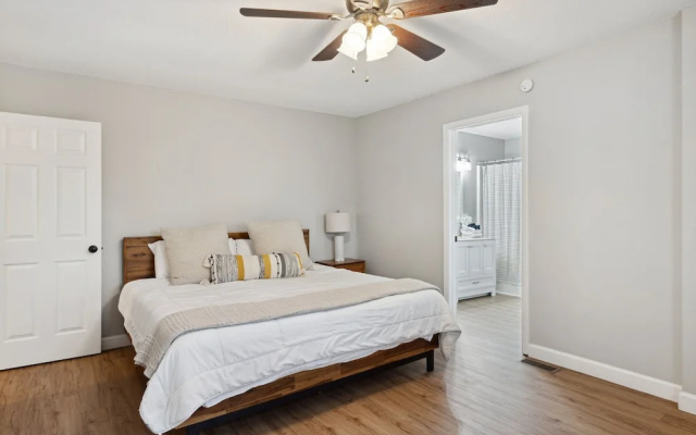 Bluff Mountain Bungalow 4 Bedroom Home by RedAwning