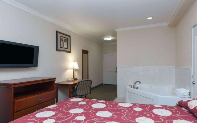 Howard Johnson by Wyndham Bakersfield