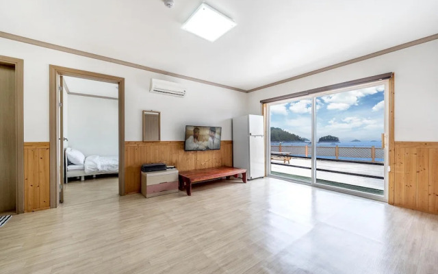 Yeosu Dangdangi Dog Family Pension Gold