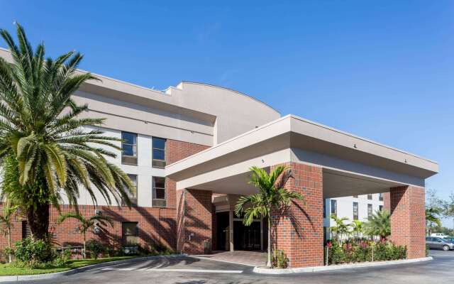 Days Inn & Suites by Wyndham Fort Myers Near JetBlue Park