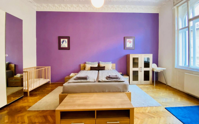 Deco House - Huge central two bedroom