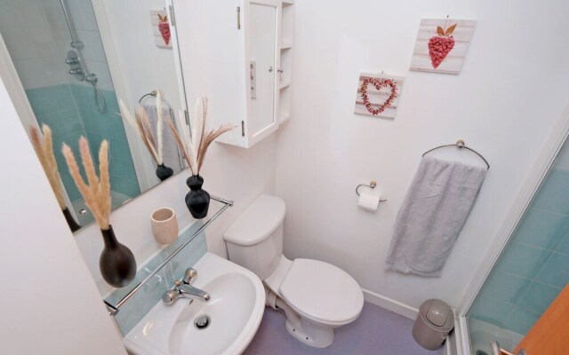Riverview-2br-sleeps4-citycentre-parking-fastwifi