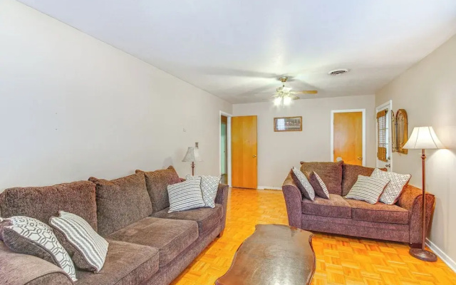 Inviting Vicksburg Home w/ Patio + Charcoal Grill!