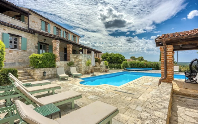 Vila Amyra With Pool