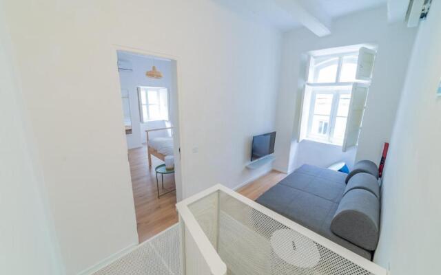 AF 1 - Modern 1BR duplex