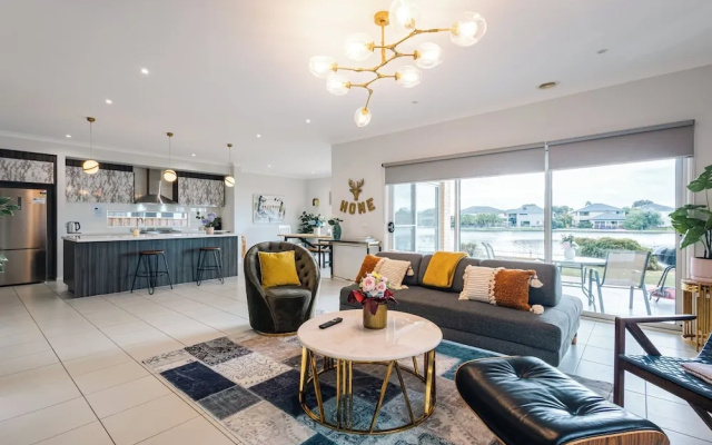 Luxury Waterfront Grand Villa in Melbourne