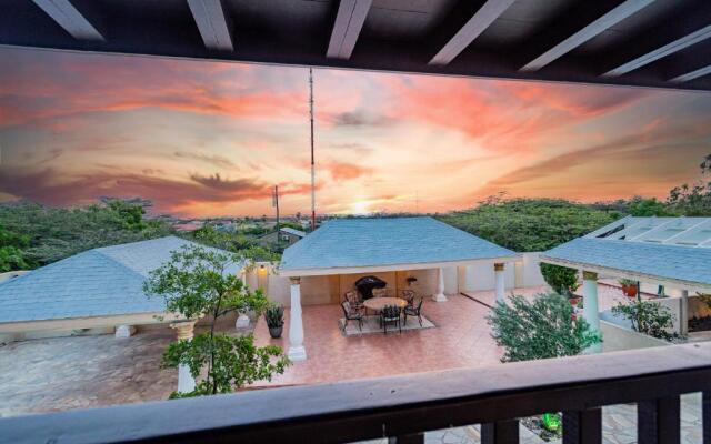 Large Villa With View! Private Pool Free Utilities!