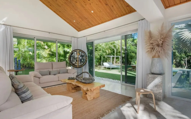 Modern Luxury 6 BR Tropical Retreat With Pool