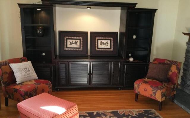 Modern❤️Smart Craftsman HDTV Keurig AC❤of Downtown