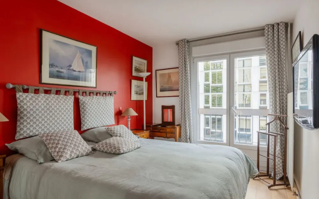 Eiffel Tower Elegant Residence